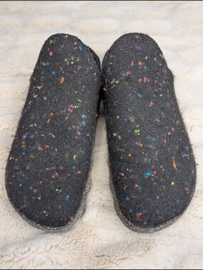 ASPORTUGUESAS Women’s Cozy Black Wool Felt Slippers with Multicolor Speckle